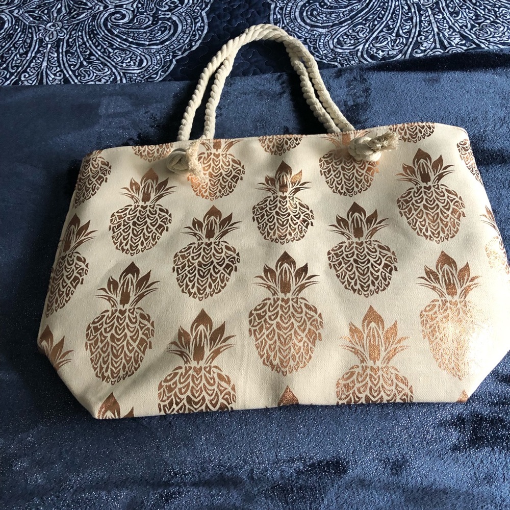 Super fun lightweight beach bag with pineapple design✨ - Picture 3 of 13
